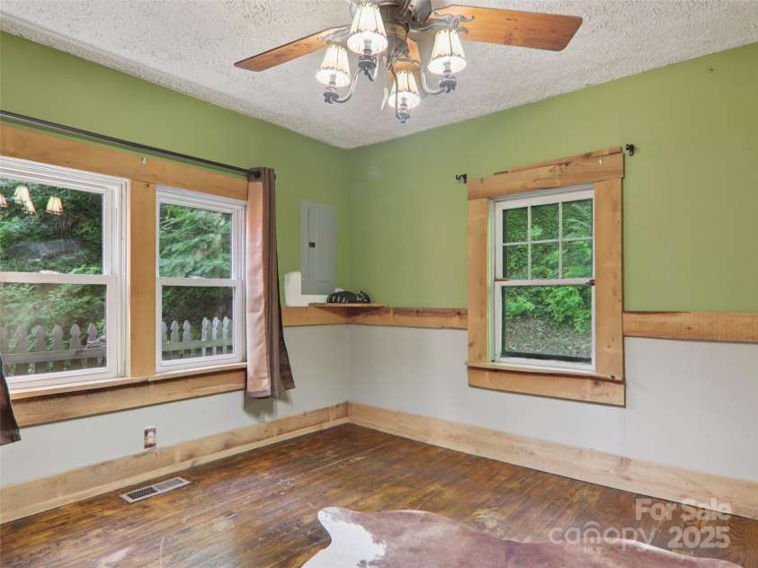 32 Saunooke Road, Asheville, NC 28805.  MLS# CAR4275674, YatesRealty ID 22486. 