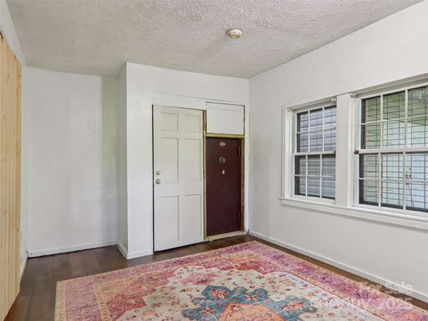 32 Saunooke Road, Asheville, NC 28805.  MLS# CAR4275674, YatesRealty ID 22486. 