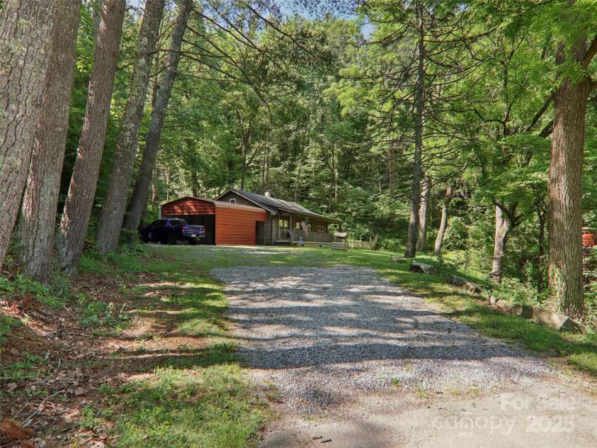 32 Saunooke Road, Asheville, NC 28805.  MLS# CAR4275674, YatesRealty ID 22486. 