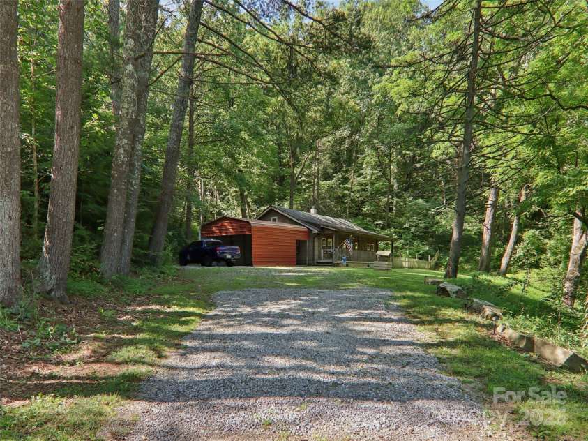 32 Saunooke Road, Asheville, NC 28805.  MLS# CAR4275674, YatesRealty ID 22486. 