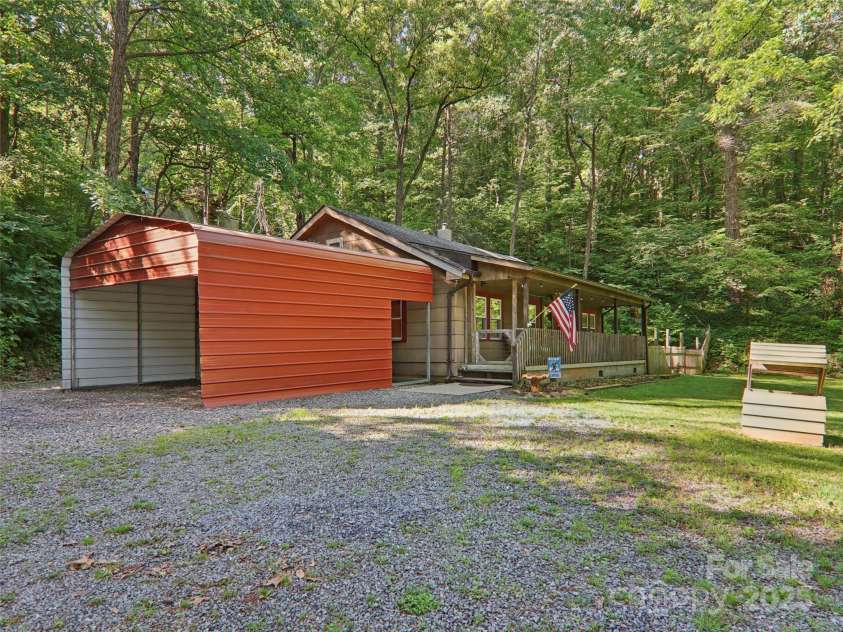 32 Saunooke Road, Asheville, NC 28805.  MLS# CAR4275674, YatesRealty ID 22486. 