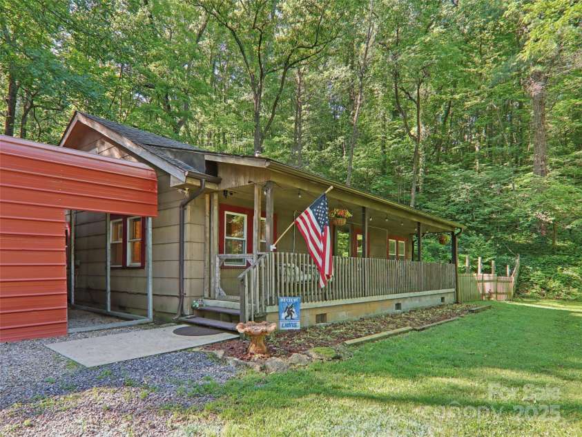 32 Saunooke Road, Asheville, NC 28805.  MLS# CAR4275674, YatesRealty ID 22486. 