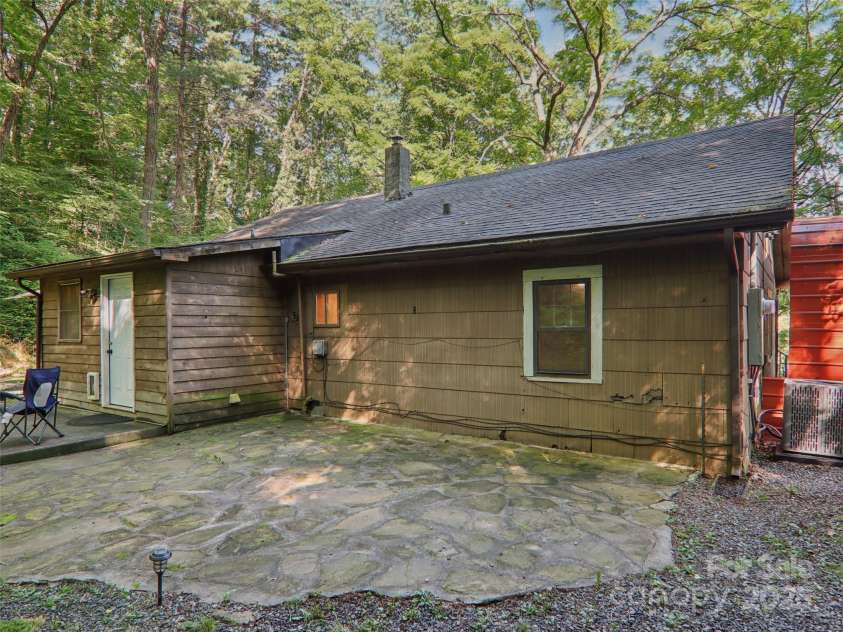 32 Saunooke Road, Asheville, NC 28805.  MLS# CAR4275674, YatesRealty ID 22486. 