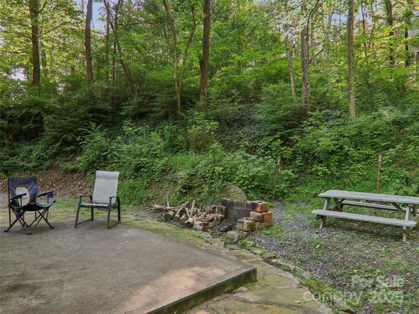 32 Saunooke Road, Asheville, NC 28805.  MLS# CAR4275674, YatesRealty ID 22486. 