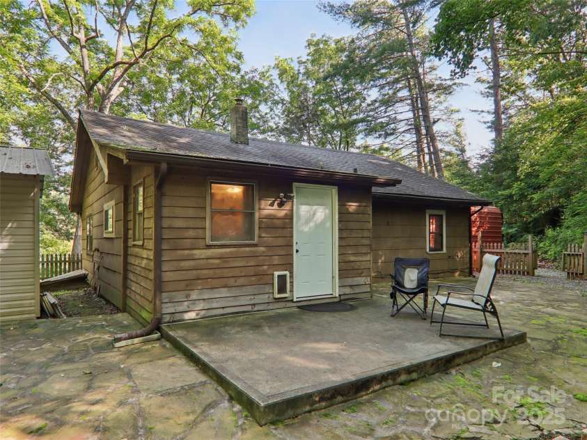 32 Saunooke Road, Asheville, NC 28805.  MLS# CAR4275674, YatesRealty ID 22486. 