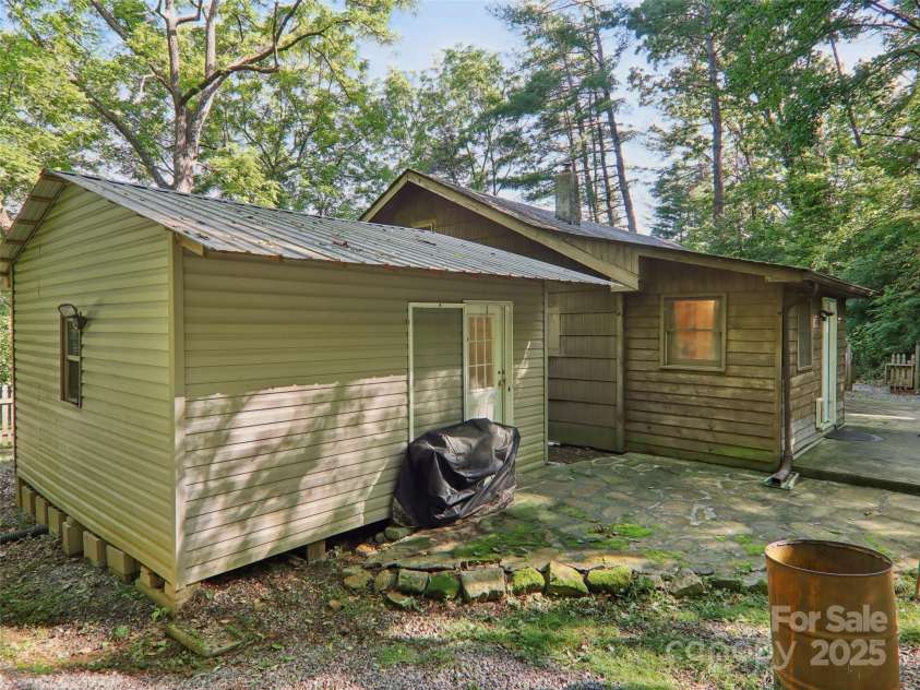32 Saunooke Road, Asheville, NC 28805.  MLS# CAR4275674, YatesRealty ID 22486. 