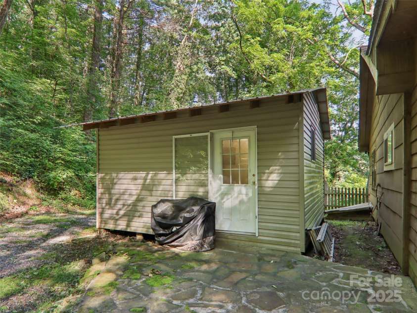 32 Saunooke Road, Asheville, NC 28805.  MLS# CAR4275674, YatesRealty ID 22486. 