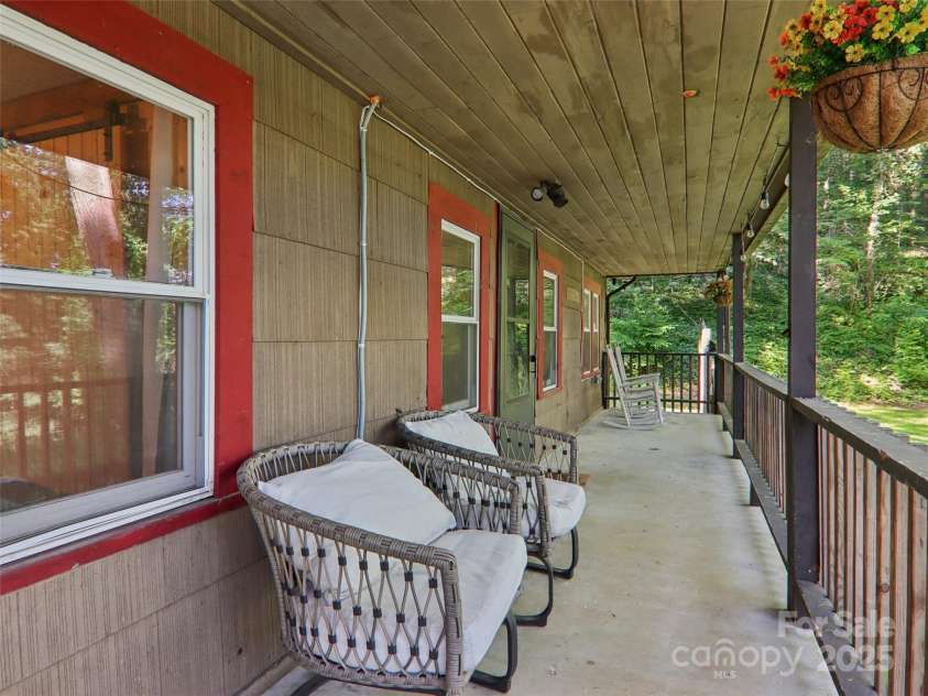 32 Saunooke Road, Asheville, NC 28805.  MLS# CAR4275674, YatesRealty ID 22486. 
