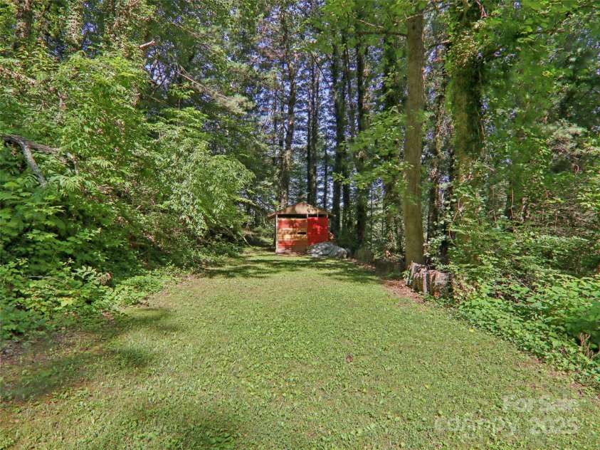 32 Saunooke Road, Asheville, NC 28805.  MLS# CAR4275674, YatesRealty ID 22486. 