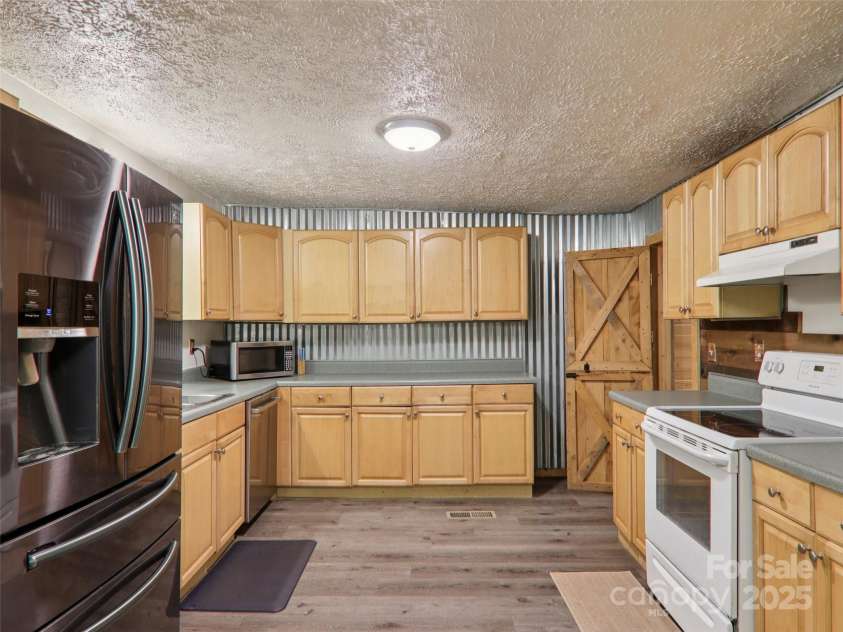 32 Saunooke Road, Asheville, NC 28805.  MLS# CAR4275674, YatesRealty ID 22486. 