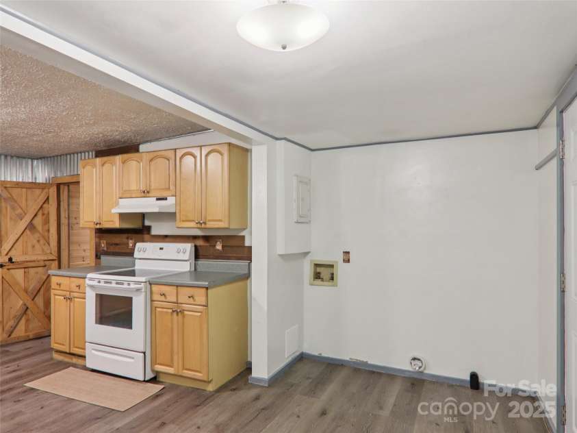 32 Saunooke Road, Asheville, NC 28805.  MLS# CAR4275674, YatesRealty ID 22486. 