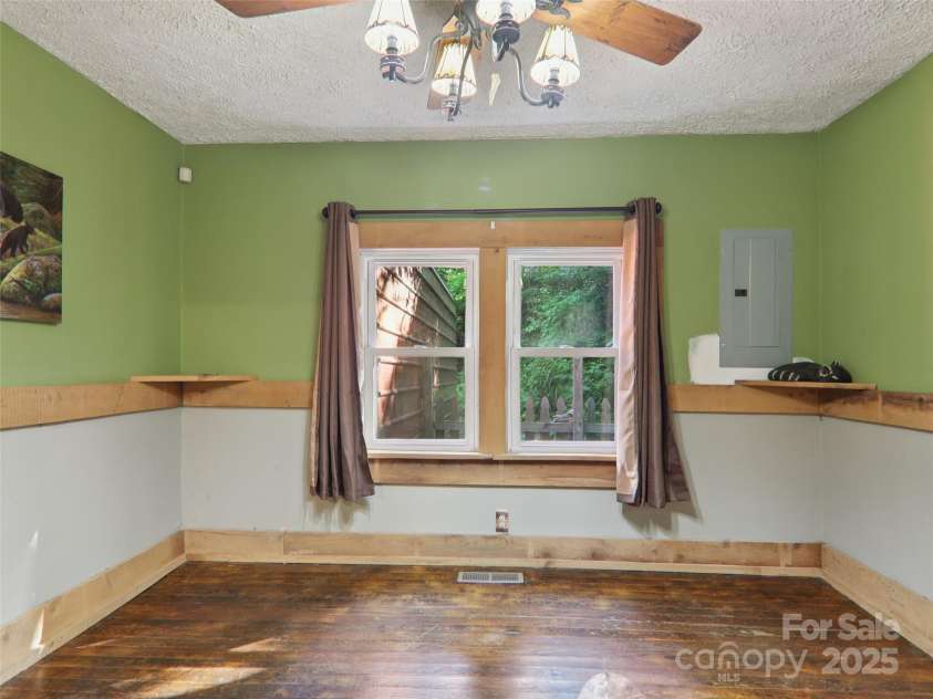 32 Saunooke Road, Asheville, NC 28805.  MLS# CAR4275674, YatesRealty ID 22486. 