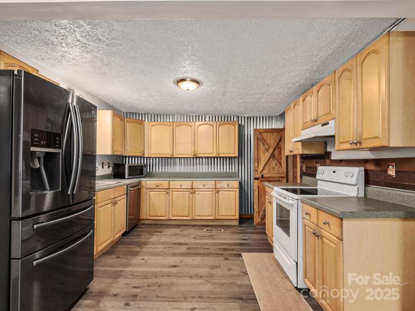 32 Saunooke Road, Asheville, NC 28805.  MLS# CAR4326581, YatesRealty ID 22486. Large Updated Kitchen 
