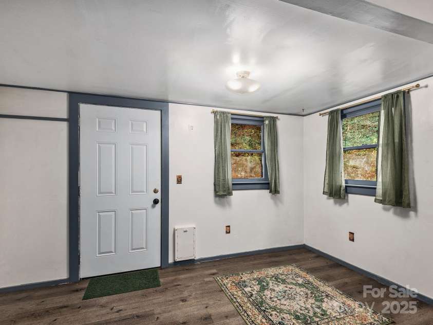 32 Saunooke Road, Asheville, NC 28805.  MLS# CAR4326581, YatesRealty ID 22486. Light Filled Dining Connected to Kitchen 