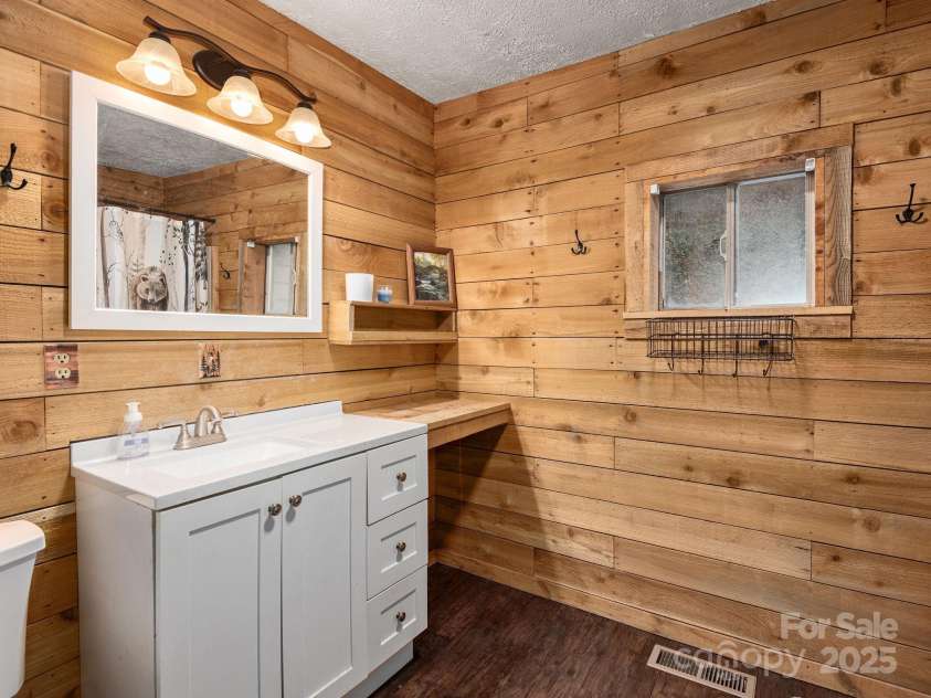 32 Saunooke Road, Asheville, NC 28805.  MLS# CAR4326581, YatesRealty ID 22486. LOVELY Full Bath