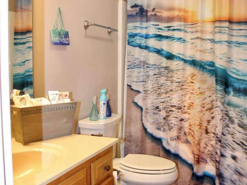 34 Duncan Road, Flat Rock, NC 28731.  MLS# CAR4275831, YatesRealty ID 22487. Hall bath with tub/shower