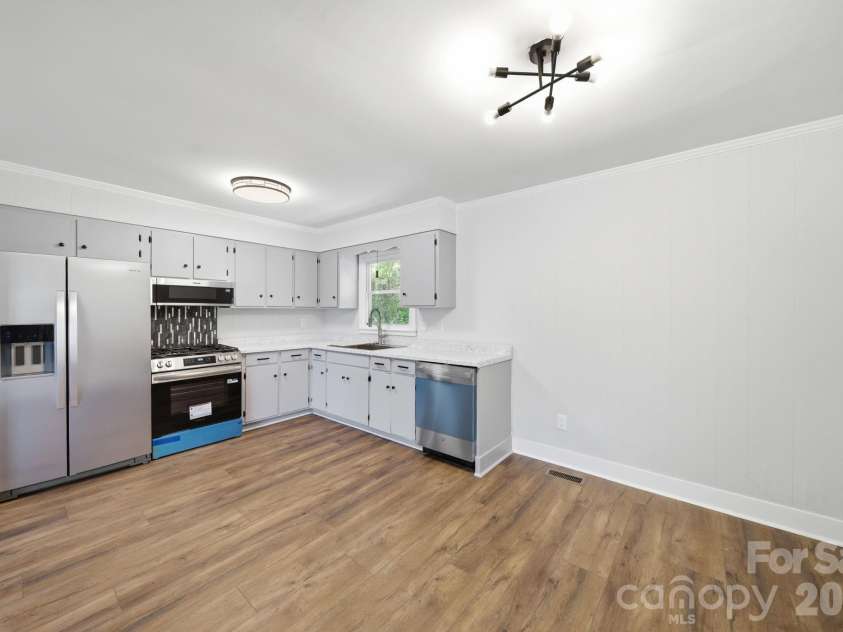 661 Kilborne Drive, Gastonia, NC 28052.  MLS# CAR4363337, YatesRealty ID 22487. Kitchen and Dining Area