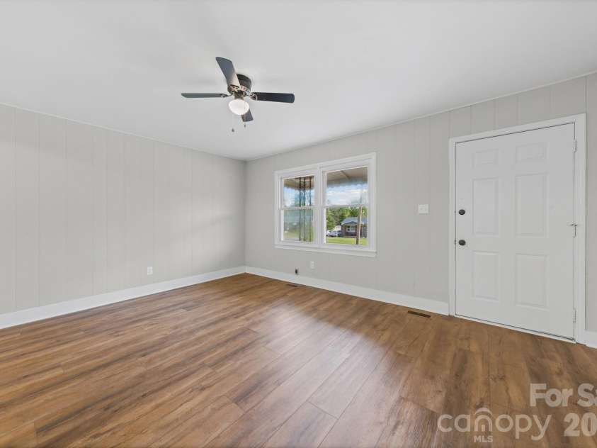 661 Kilborne Drive, Gastonia, NC 28052.  MLS# CAR4363337, YatesRealty ID 22487. Living Room 