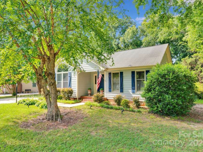 666 Tryon Place, Gastonia, NC 28054.  MLS# CAR4275470, YatesRealty ID 22489. 