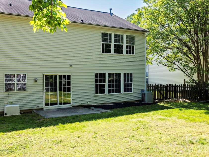 7519 Eurostar Drive, Charlotte, NC 28213.  MLS# CAR4368491, YatesRealty ID 22489. 