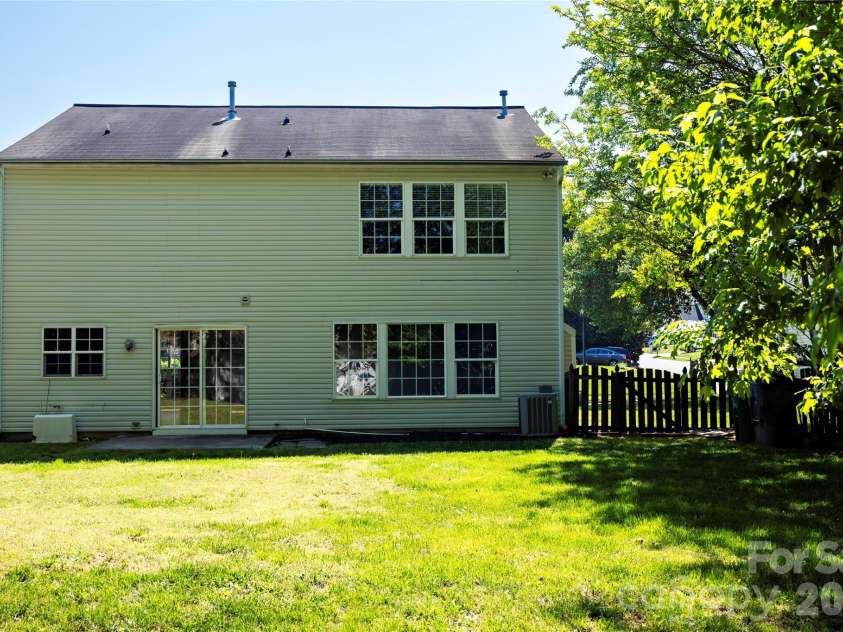 7519 Eurostar Drive, Charlotte, NC 28213.  MLS# CAR4368491, YatesRealty ID 22489. 