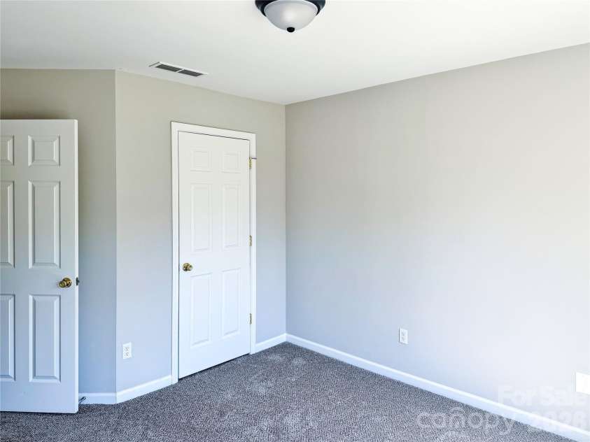 7519 Eurostar Drive, Charlotte, NC 28213.  MLS# CAR4368491, YatesRealty ID 22489. Bdr #3 closet
