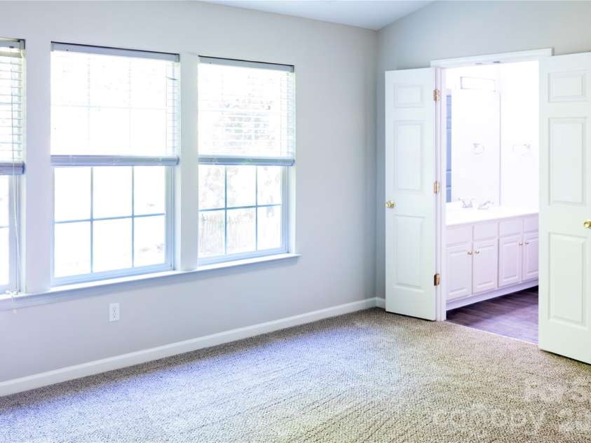 7519 Eurostar Drive, Charlotte, NC 28213.  MLS# CAR4368491, YatesRealty ID 22489. Master 4 w/ Bath entry