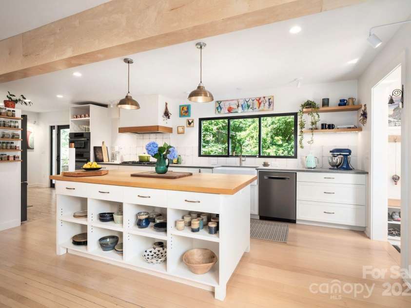 136 Graveyard Road, Fairview, NC 28730.  MLS# CAR4275658, YatesRealty ID 22490. 