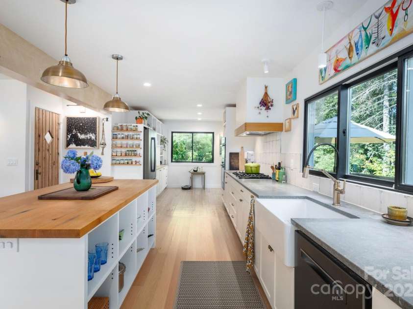 136 Graveyard Road, Fairview, NC 28730.  MLS# CAR4275658, YatesRealty ID 22490. 