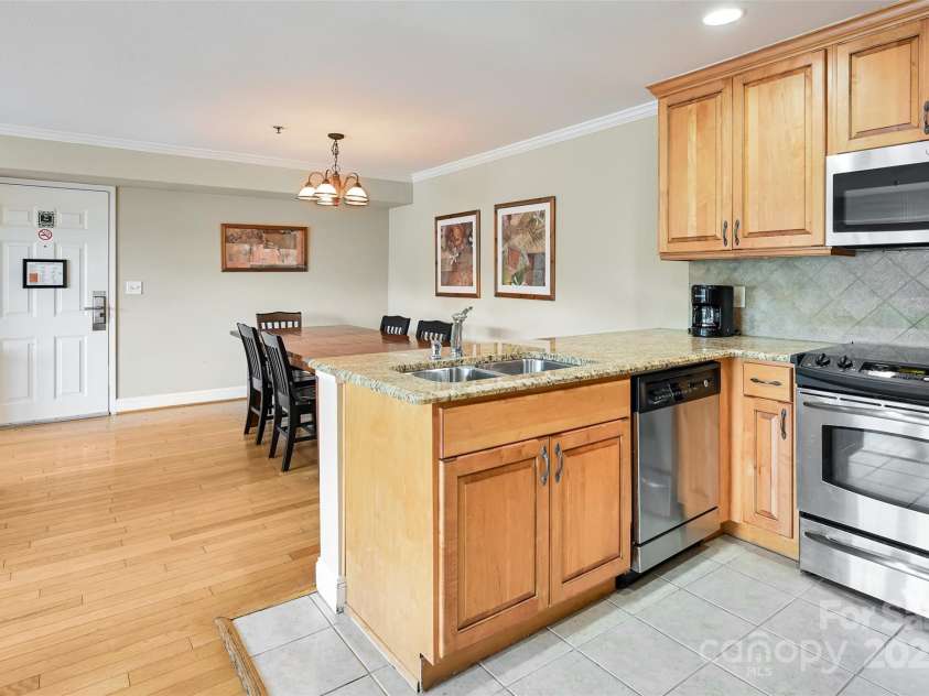 202 Bowling Park Road, Asheville, NC 28803.  MLS# CAR4275657, YatesRealty ID 22491. 