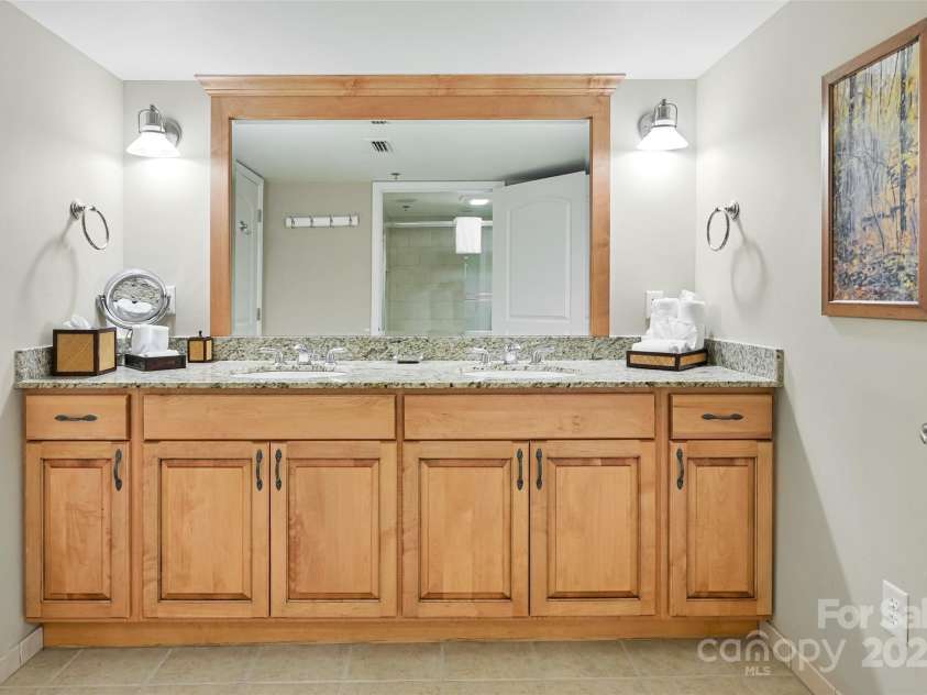 202 Bowling Park Road, Asheville, NC 28803.  MLS# CAR4275657, YatesRealty ID 22491. Bathroom #2