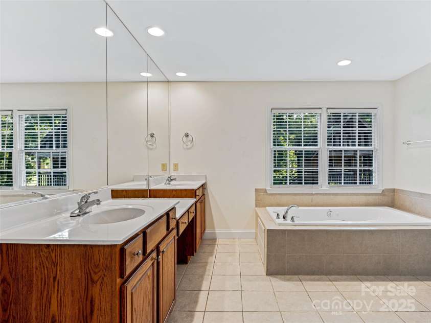 12 Whitleigh Court, Arden, NC 28704.  MLS# CAR4275811, YatesRealty ID 22492. Large Primary Bath