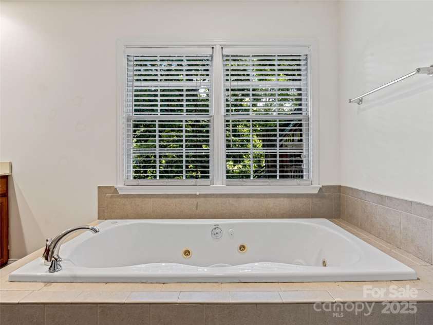 12 Whitleigh Court, Arden, NC 28704.  MLS# CAR4275811, YatesRealty ID 22492. Primary Bath