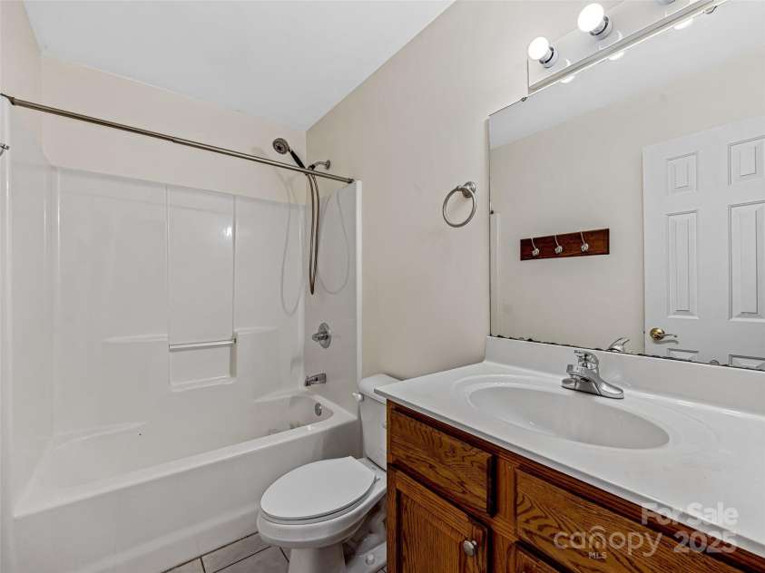 12 Whitleigh Court, Arden, NC 28704.  MLS# CAR4275811, YatesRealty ID 22492. Upper Hall Bath