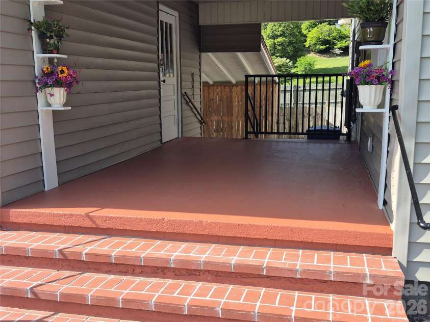 5 Gibson Drive, Maggie Valley, NC 28751.  MLS# CAR4379068, YatesRealty ID 22492. Covered Porch/Breezeway