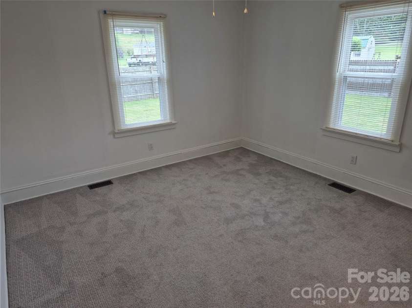 5 Gibson Drive, Maggie Valley, NC 28751.  MLS# CAR4379068, YatesRealty ID 22492. Double Vanity
