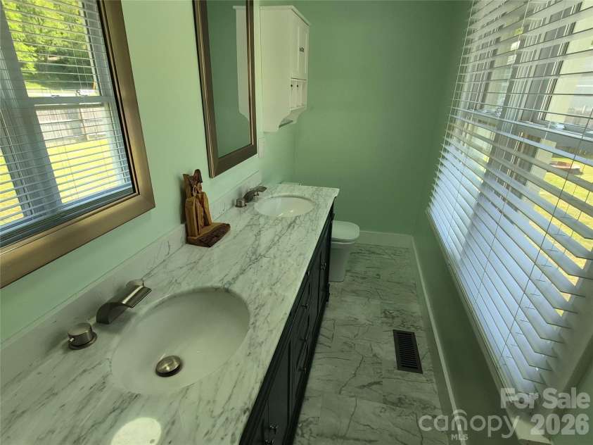 5 Gibson Drive, Maggie Valley, NC 28751.  MLS# CAR4379068, YatesRealty ID 22492. Jacuzzi Tub!