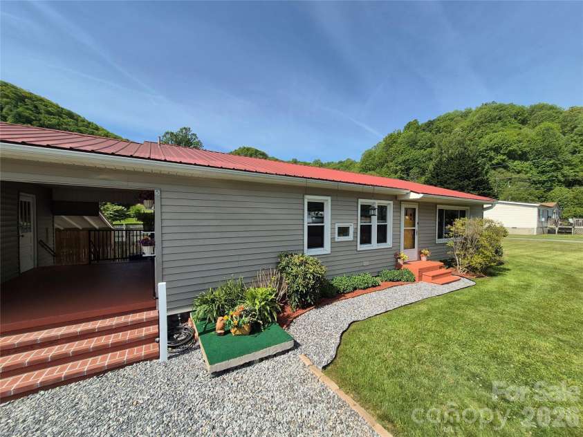 5 Gibson Drive, Maggie Valley, NC 28751.  MLS# CAR4379068, YatesRealty ID 22492. Nice Entry