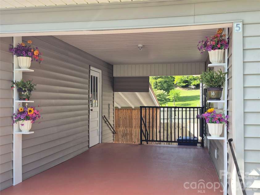 5 Gibson Drive, Maggie Valley, NC 28751.  MLS# CAR4379068, YatesRealty ID 22492. Relaxation area