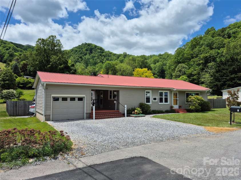 5 Gibson Drive, Maggie Valley, NC 28751.  MLS# CAR4379068, YatesRealty ID 22492. Single Level Home w/Views!