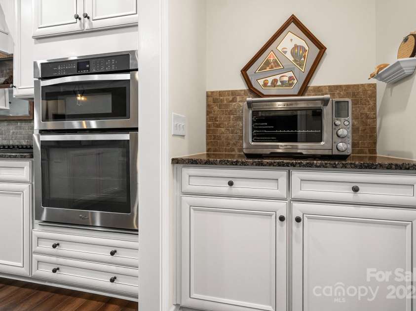 673 Birchway Drive, Fort Mill, SC 29715.  MLS# CAR4313629, YatesRealty ID 22493. Butler's pantry.