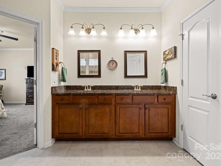 673 Birchway Drive, Fort Mill, SC 29715.  MLS# CAR4313629, YatesRealty ID 22493. Primary Bath.