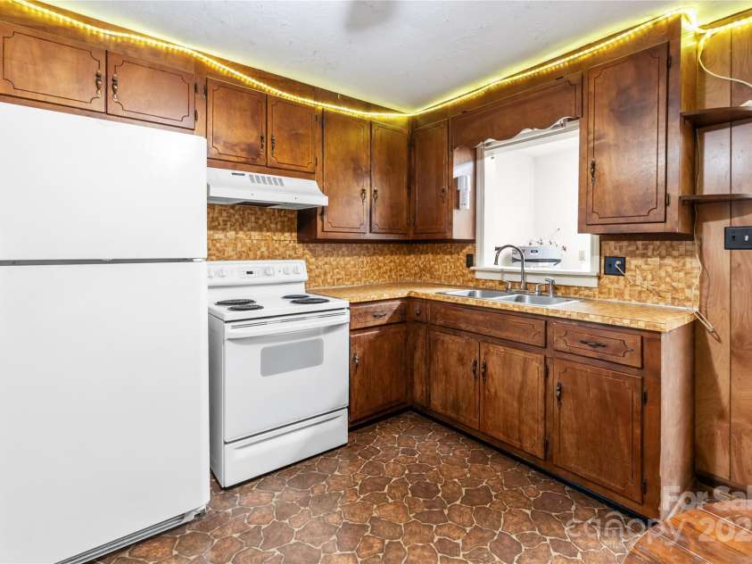 3325 Deerbrook Road, Lenoir, NC 28645.  MLS# CAR4270737, YatesRealty ID 22495. 