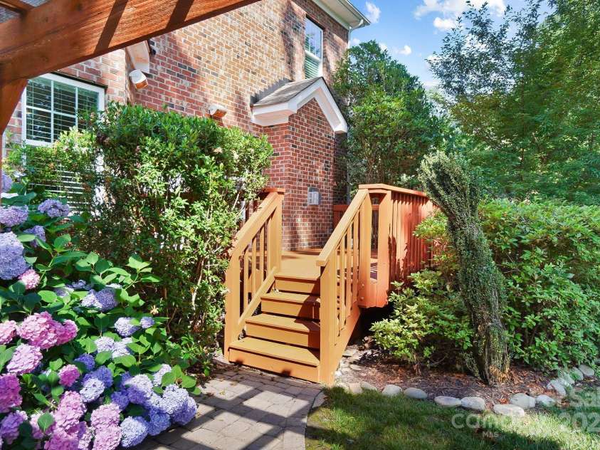 4009 Oxford Mill Road, Waxhaw, NC 28173.  MLS# CAR4267673, YatesRealty ID 22496. Beautiful Oasis of a backyard