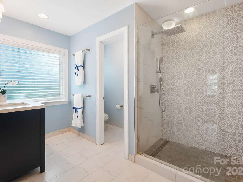 4009 Oxford Mill Road, Waxhaw, NC 28173.  MLS# CAR4267673, YatesRealty ID 22496. Beautifully updated kitchen