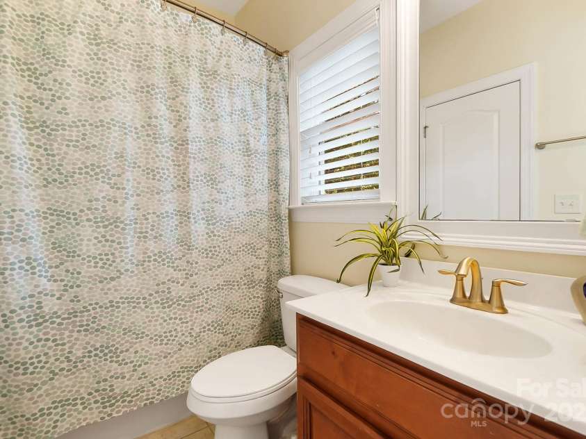 4009 Oxford Mill Road, Waxhaw, NC 28173.  MLS# CAR4267673, YatesRealty ID 22496. En-suite full bath