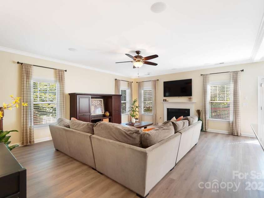 4009 Oxford Mill Road, Waxhaw, NC 28173.  MLS# CAR4267673, YatesRealty ID 22496. Oversized Family Room