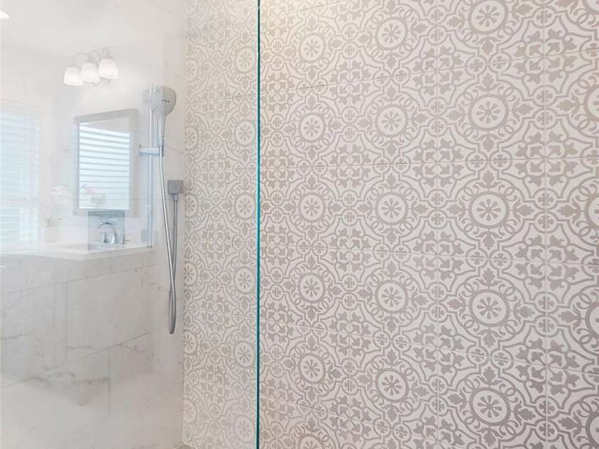 4009 Oxford Mill Road, Waxhaw, NC 28173.  MLS# CAR4267673, YatesRealty ID 22496. Seamless glass shower doors with tile to ceiling