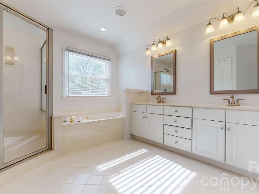 5423 Piper Glen Drive, Charlotte, NC 28277.  MLS# CAR4356760, YatesRealty ID 22496. 