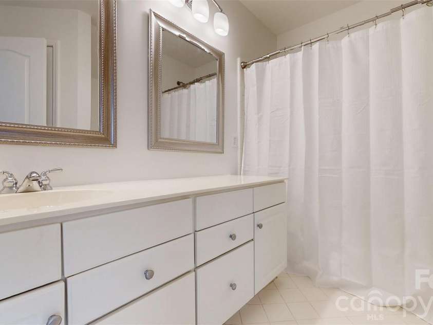 5423 Piper Glen Drive, Charlotte, NC 28277.  MLS# CAR4356760, YatesRealty ID 22496. 